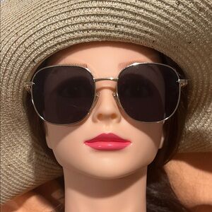 Elegant Black and Gold Women's Aviator Style Sunglasses